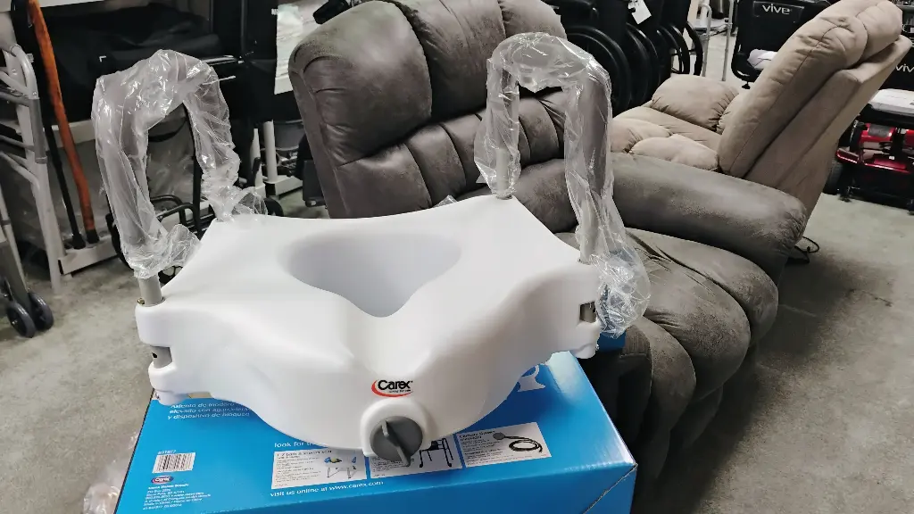 [835138] Raised Toilet Seat with Arms 